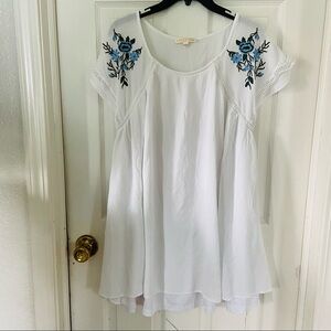HAILEY LYN White floral embroidered sleeve lose fit mini dress size medium